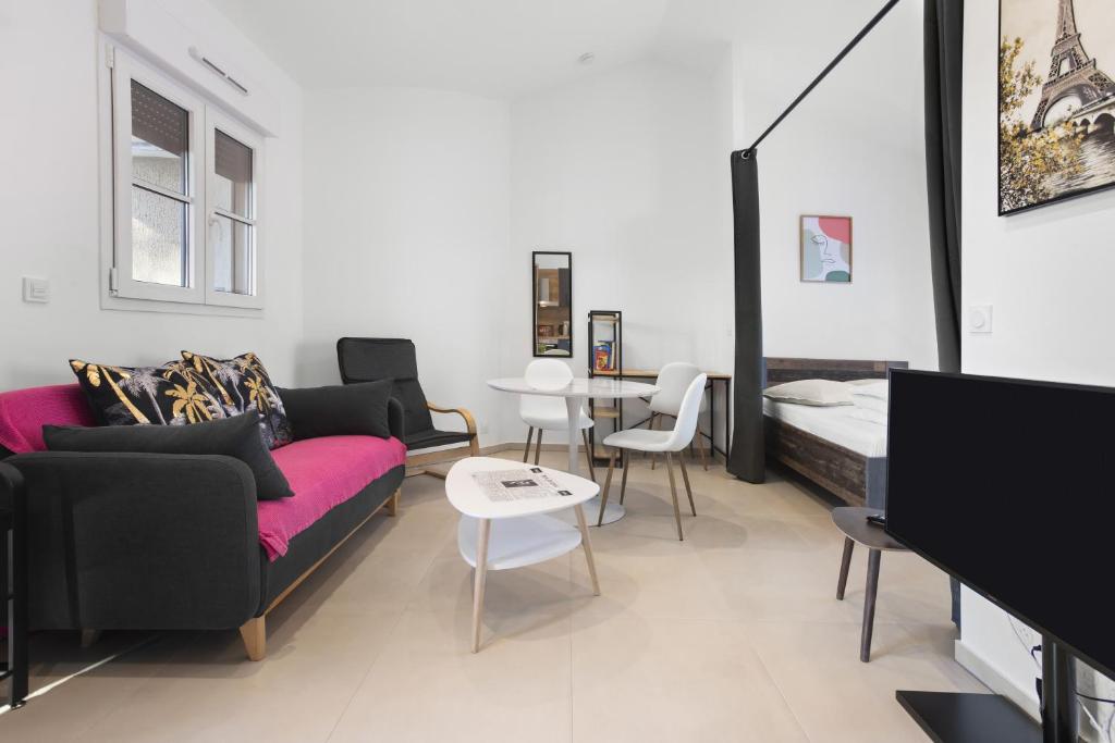 un salon avec un canapé et un lit dans l'établissement Appartement Moderne 1 à Fréjus, à Fréjus