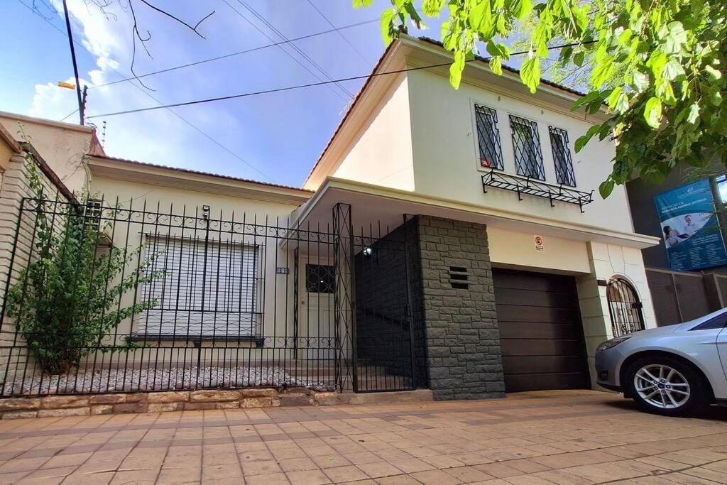 Una casa con un portón y un coche aparcado delante. en LIPA HOUSE Mendoza., en Mendoza