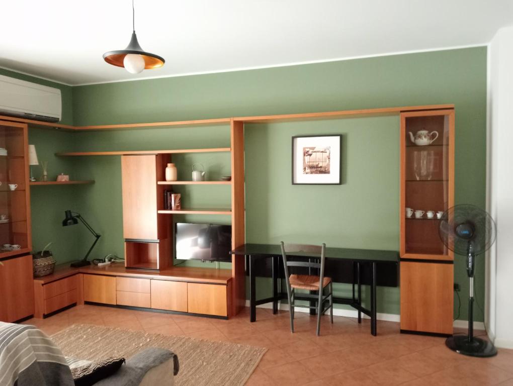 A television and/or entertainment centre at Casa Sud vicino a fiera e Pordenone centro