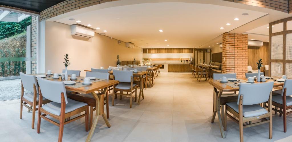 Um restaurante ou outro lugar para comer em Village Du Lac Hotel