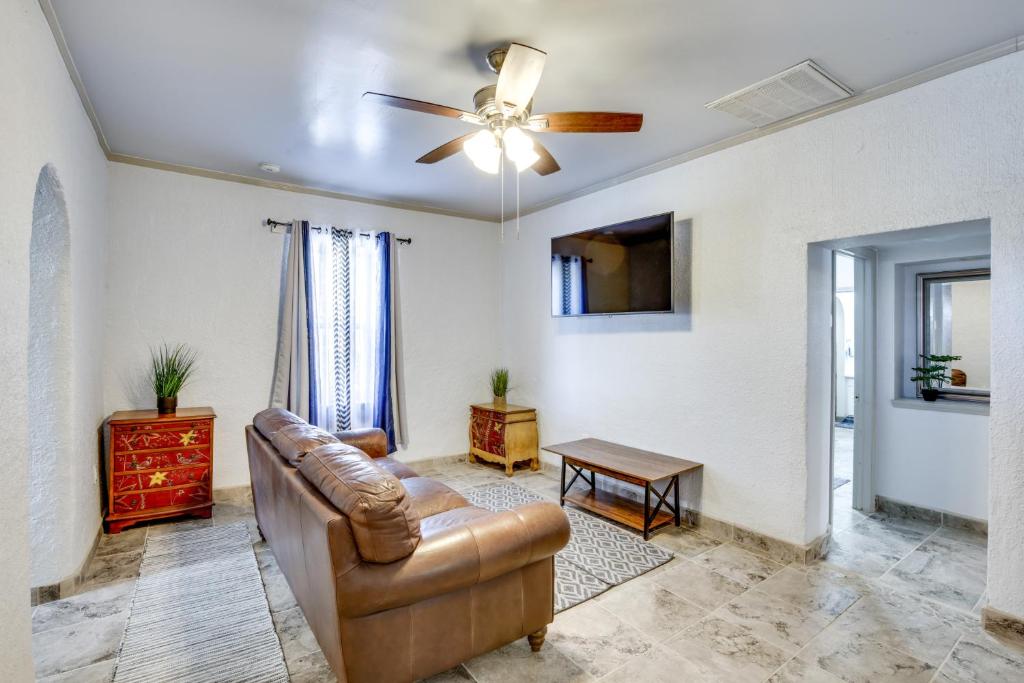 ein Wohnzimmer mit einer Couch und einem Deckenventilator in der Unterkunft El Paso Vacation Rental about 6 Mi to Downtown! in El Paso