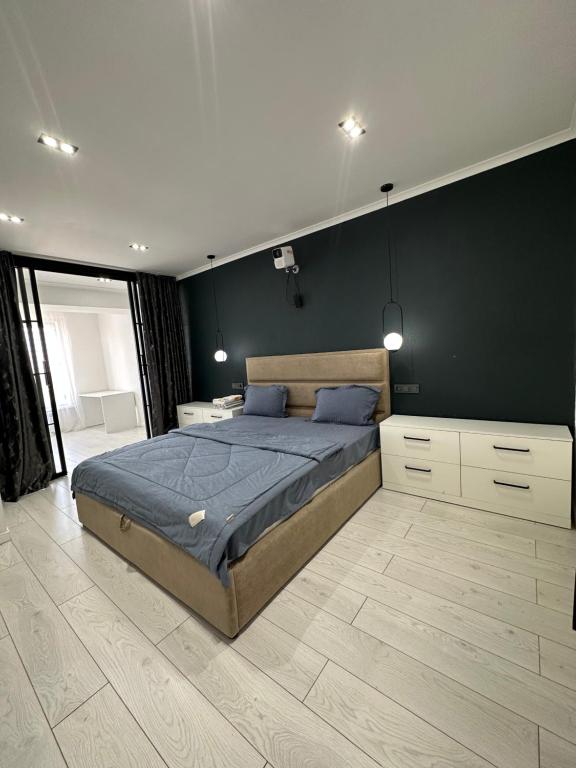 Cama o camas de una habitación en Apartment Royal complex on Zhumabeka 232