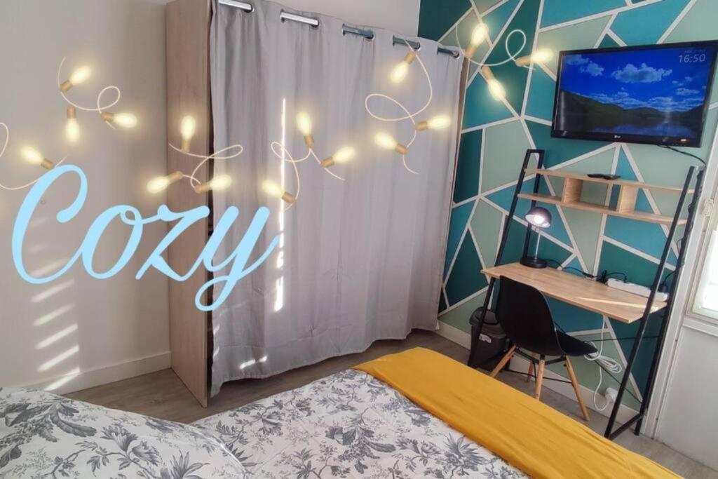 - une chambre avec un lit et un bureau avec des lumières dans l'établissement T3 Massy TGV by Beds4Wanderlust - proche coulée verte - ideal Pro ou Famille, à Massy