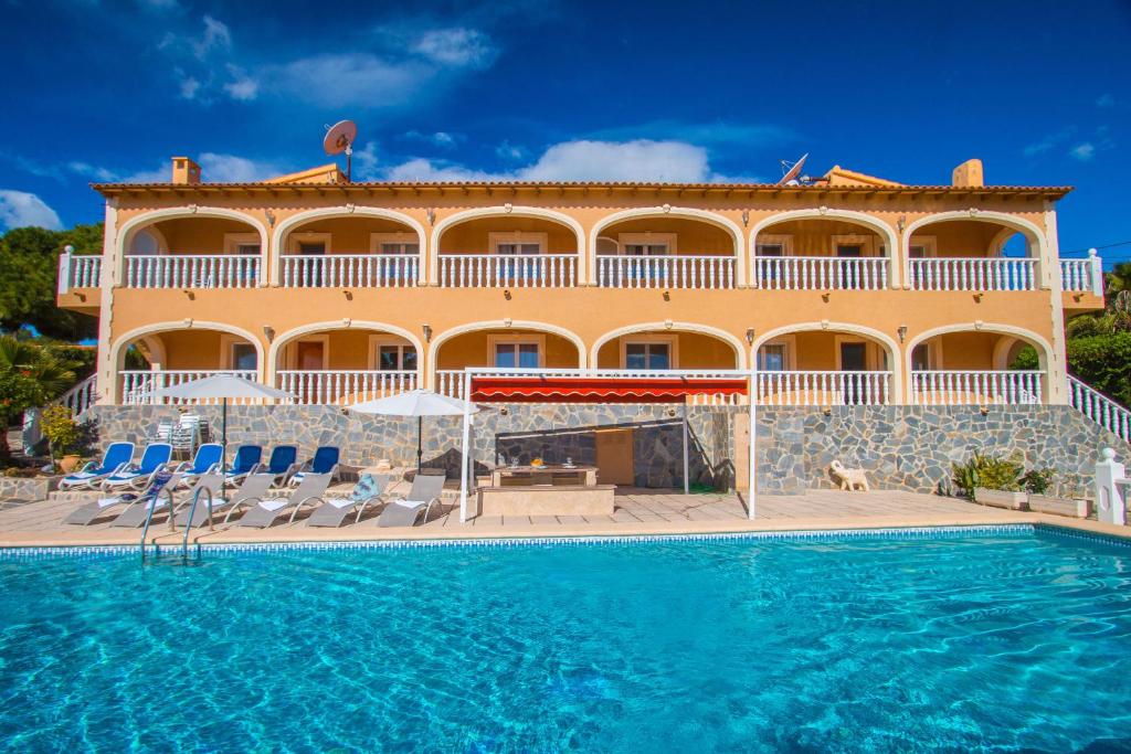 eine Villa mit einem Pool vor einem Gebäude in der Unterkunft Villa Zelda - PlusHolidays in Calpe