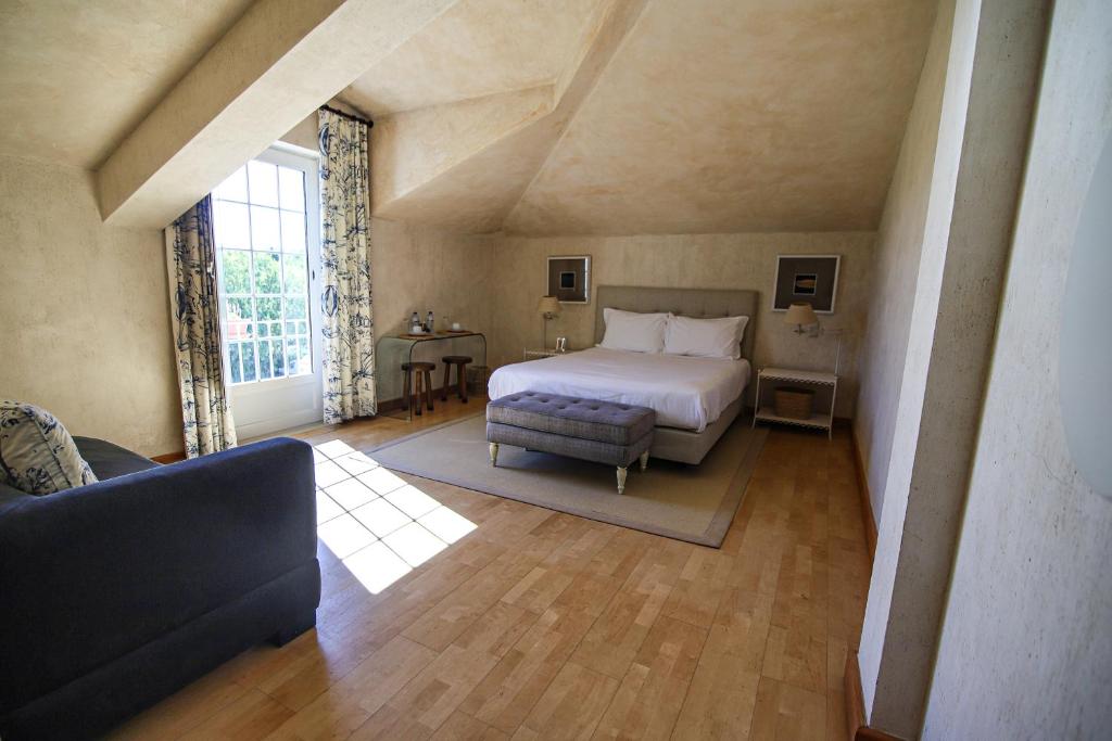 a bedroom with a bed and a living room at Quinta De Catralvos in Azeitao