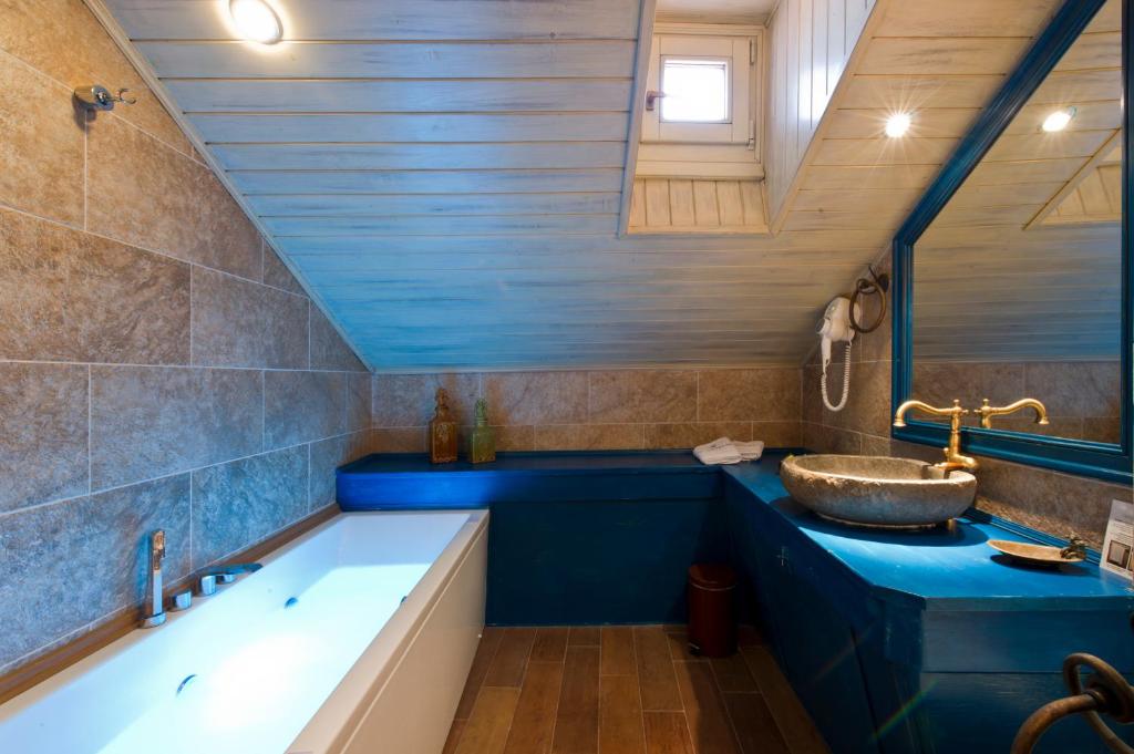 Koupelna v ubytování AROMA DRYOS SPA & ECO Hotel