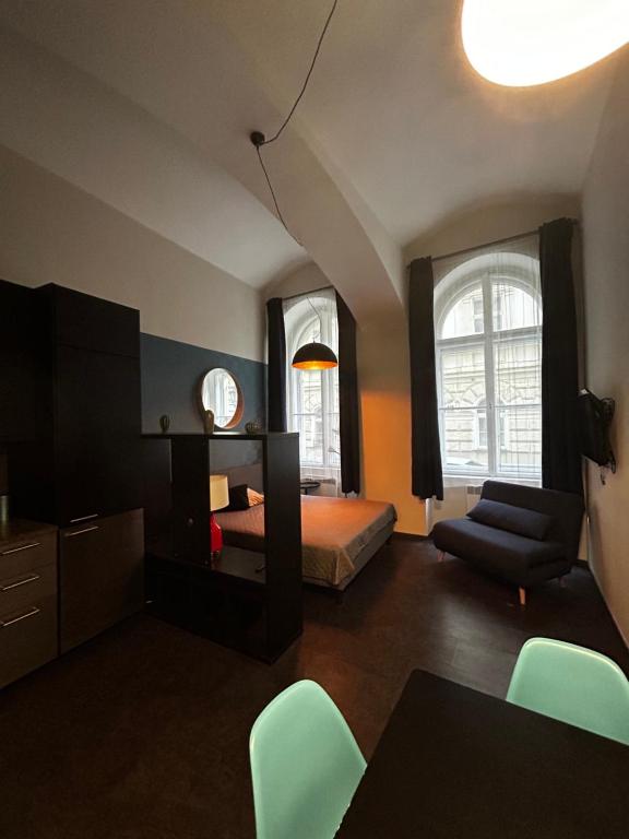 Un dormitorio con una cama y una mesa y sillas. en Apartments in the heart of Prague, en Praga