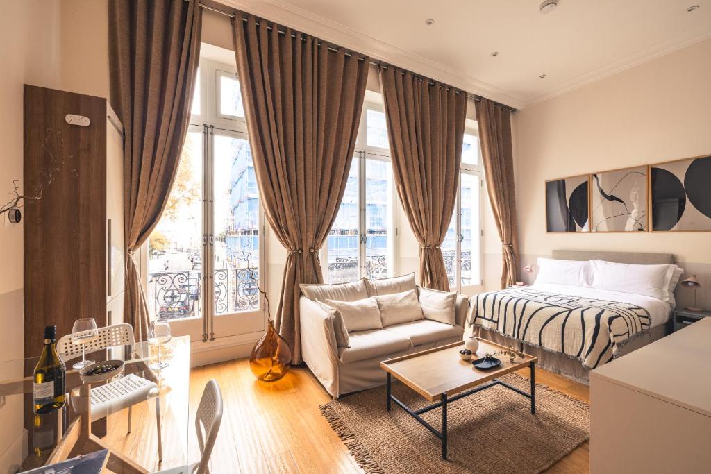 sala de estar con cama y sofá en The Courtfield - Serviced Apartments en Londres