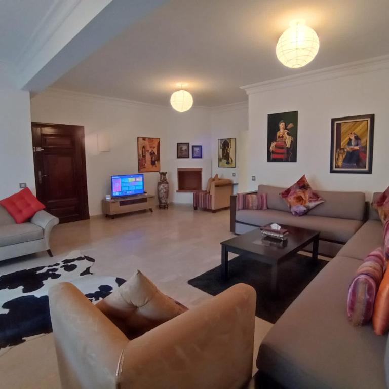 TV a/nebo společenská místnost v ubytování Bel appartement à skhirat plage et à 20 mn de Rabat