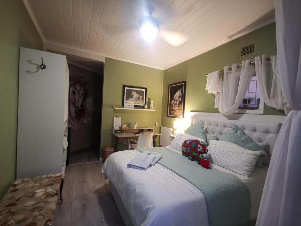 een slaapkamer met een bed met een teddybeer erop bij Serendipity NO TV in Polokwane