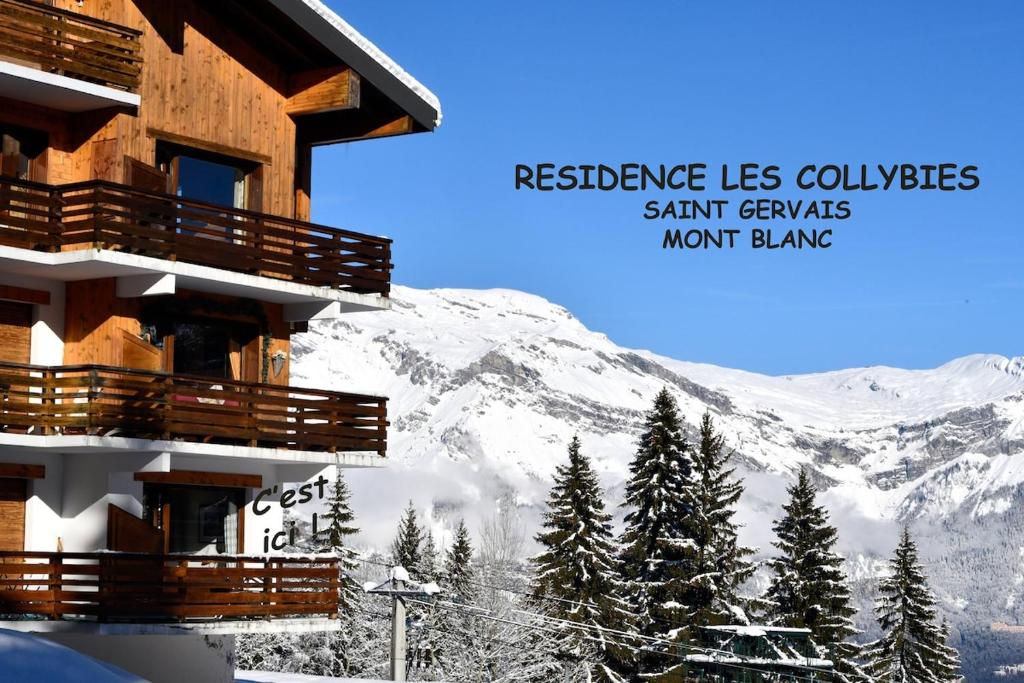 un bâtiment avec une montagne enneigée en arrière-plan dans l'établissement St-Gervais - Le Bettex - Montagnes, à Saint-Gervais-les-Bains