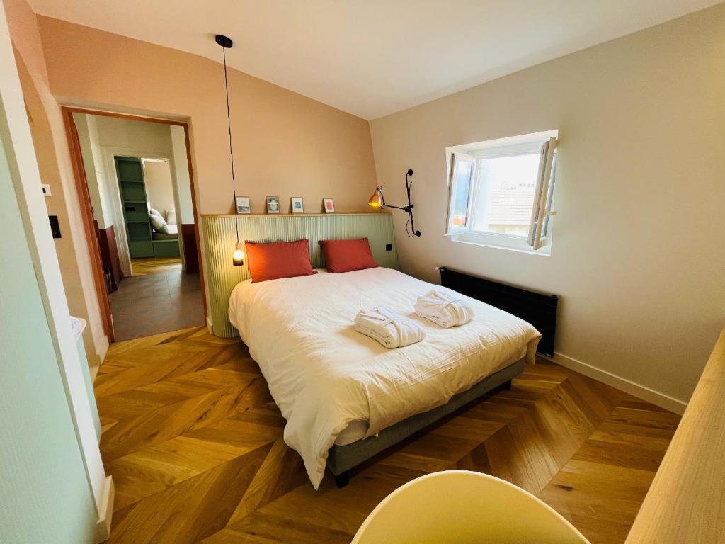 1 dormitorio con 1 cama con 2 almohadas en Biarritz centre - Halles - Rue Victor Hugo, en Biarritz