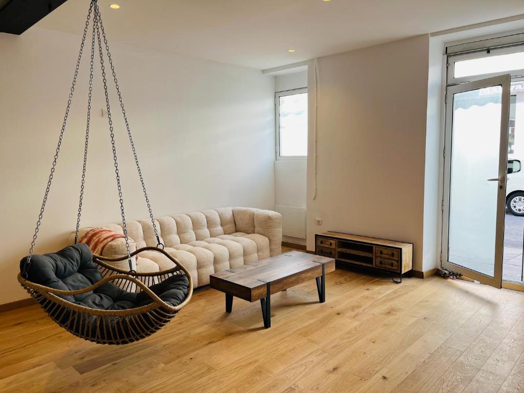 - un salon avec un canapé et une balançoire dans l'établissement Biarritz Beaurivage - Magnifique T1 bis, à Biarritz