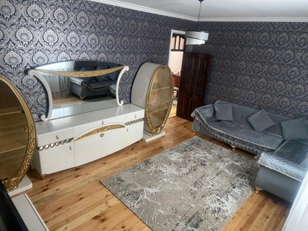 een woonkamer met een bank en een tafel bij Resulzade Villa in Baku