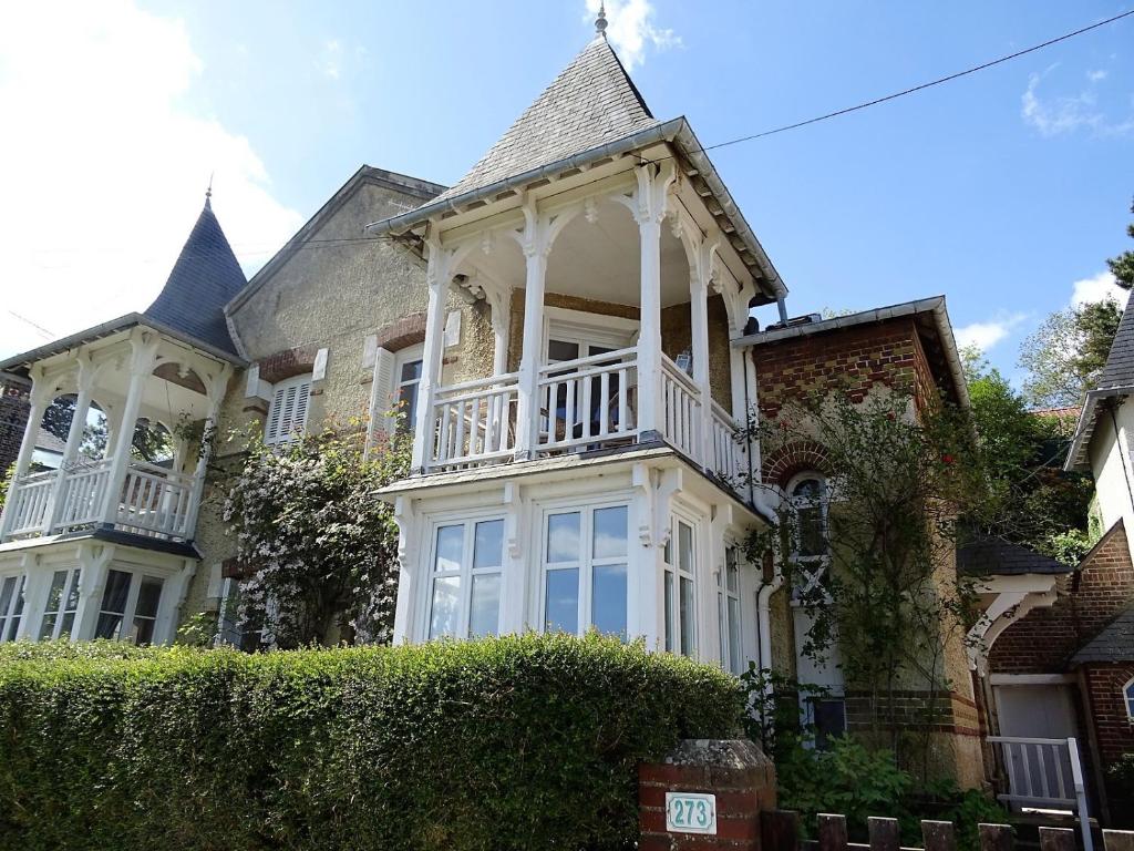 ein großes Haus mit Balkon darüber in der Unterkunft Consolata in Hautot-sur-Mer