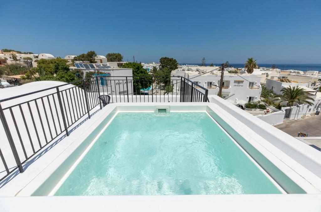 ein Swimmingpool auf dem Balkon eines Hauses in der Unterkunft Nostos Apartments Kamari in Kamari