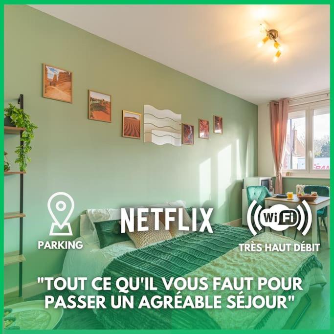 - une chambre verte avec un lit et un panneau indiquant « rattix » dans l'établissement LE REFUGE - NETFLIX I WIFI HAUT DEBIT I PARKING - Confort & Cosy, à Valenciennes