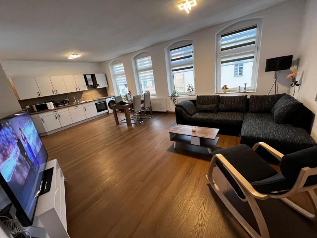 sala de estar con sofá y TV en Apartment Conan, en Auerbach
