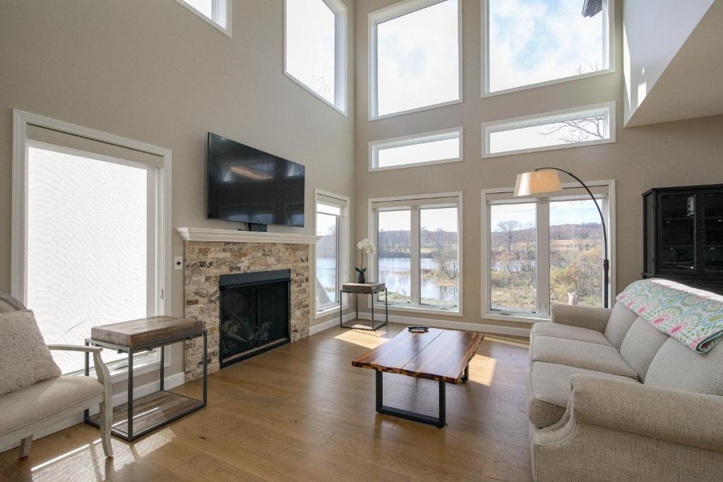 Μια τηλεόραση ή/και κέντρο ψυχαγωγίας στο Riverfront Cotter Home Close to Trout Fishing!