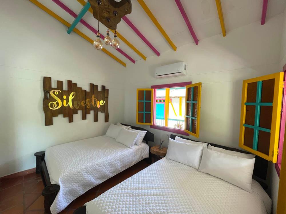 sypialnia z 2 łóżkami w pokoju w obiekcie El Remanso Complejo Ecoturistico 