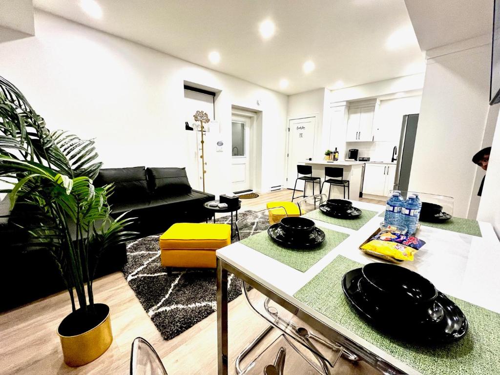 uma cozinha e sala de estar com uma mesa num quarto em Luxurious & Stylish 2BR P/Suite, Near Vancouver em Langley