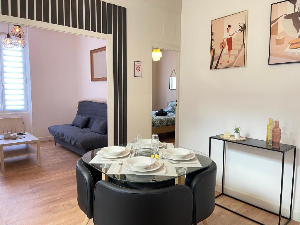 a living room with a table and a couch at APPART cocon-1 chambre-Salon Séjour -IDEAL 4 personnes-Pont Achard #1-Ga in Poitiers