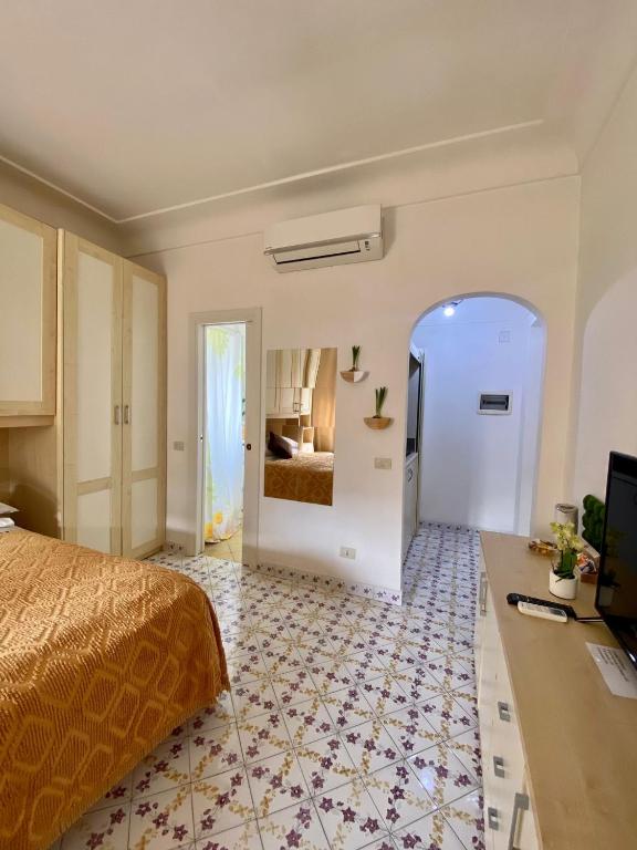 - une chambre avec un lit et une chambre avec un lit dans l'établissement Central Studio Capri 2, à Capri
