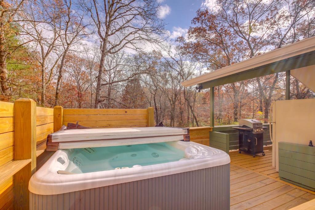 PetFriendly Chattanooga Cabin with Hot Tub and Kayaks, Chattanooga