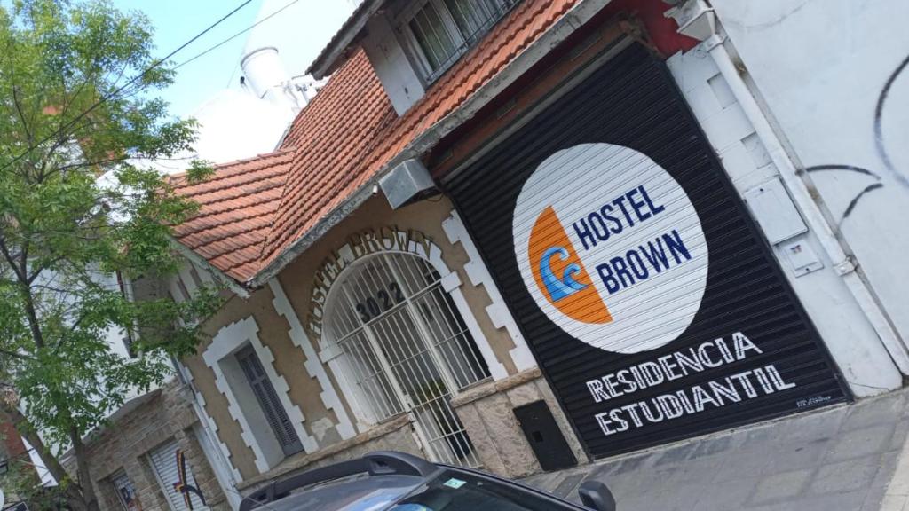 un edificio con un cartel en el costado en Hostel Brown en Mar del Plata