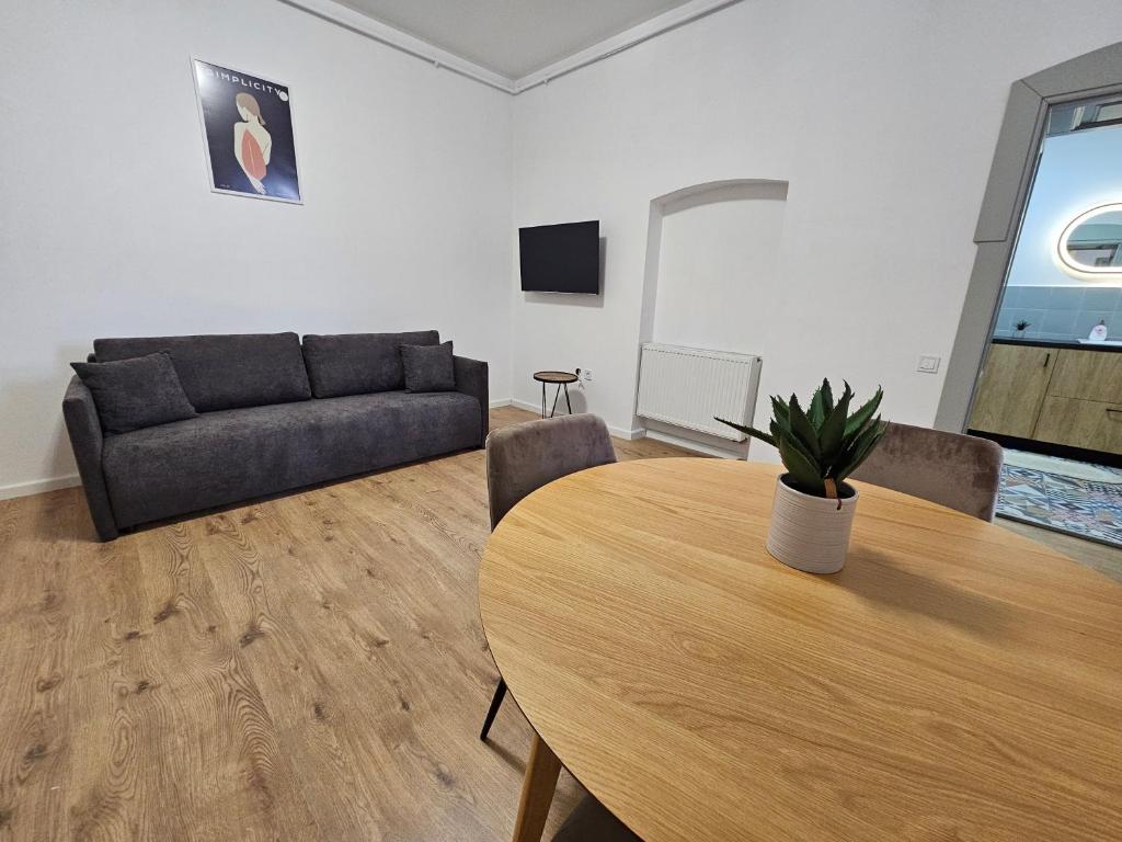 a living room with a table and a couch at Cozy Luxury Apartments - City Center #Targu Mures in Târgu-Mureş