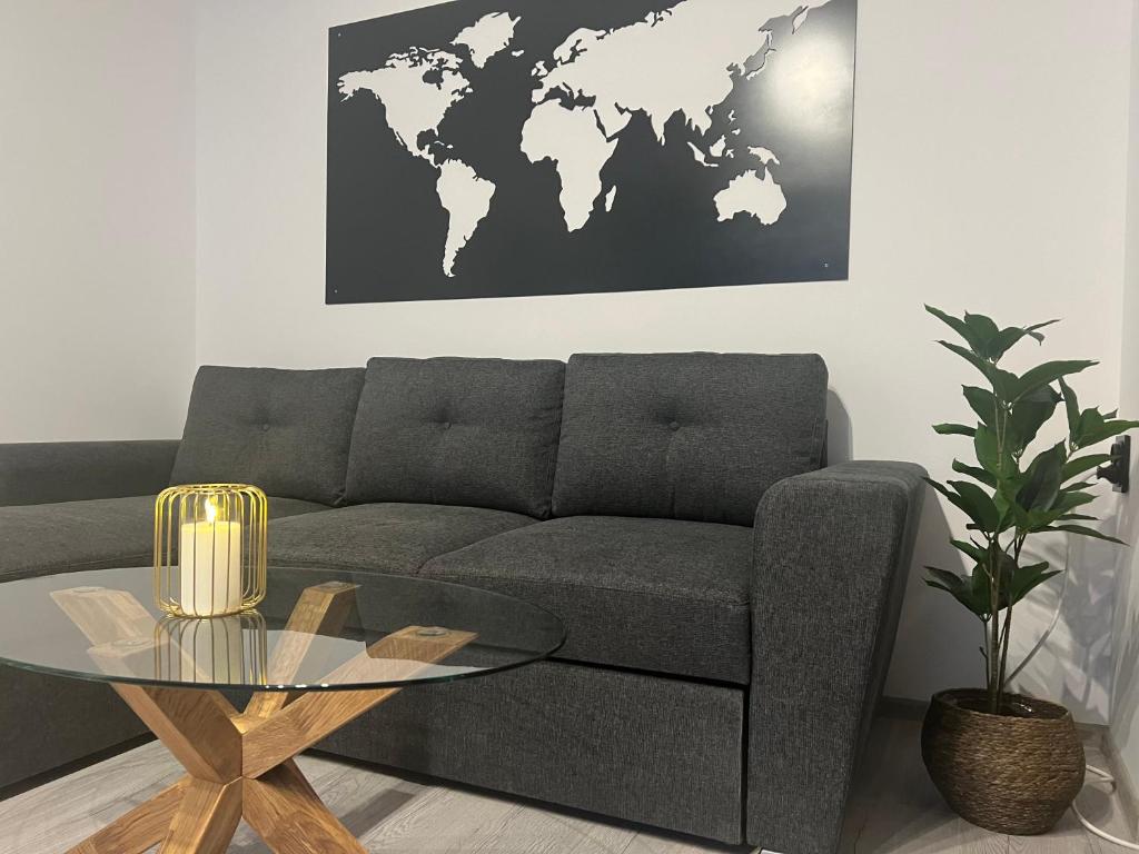 un soggiorno con divano e una mappa del mondo sul muro di Апартамент за гости Генови a Vratsa
