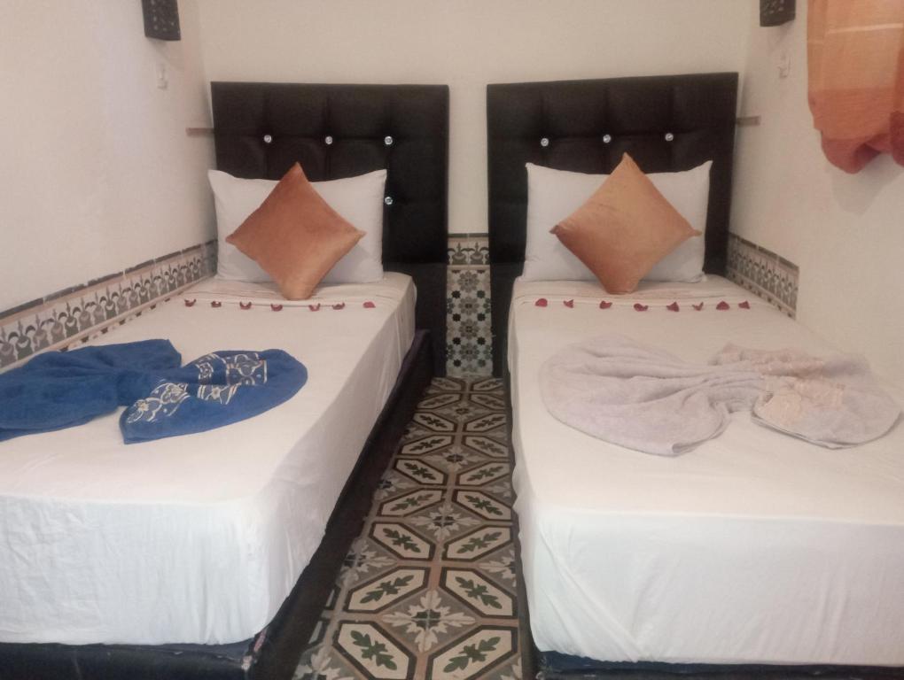 Postel nebo postele na pokoji v ubytování RIAD DAR LFONOUN