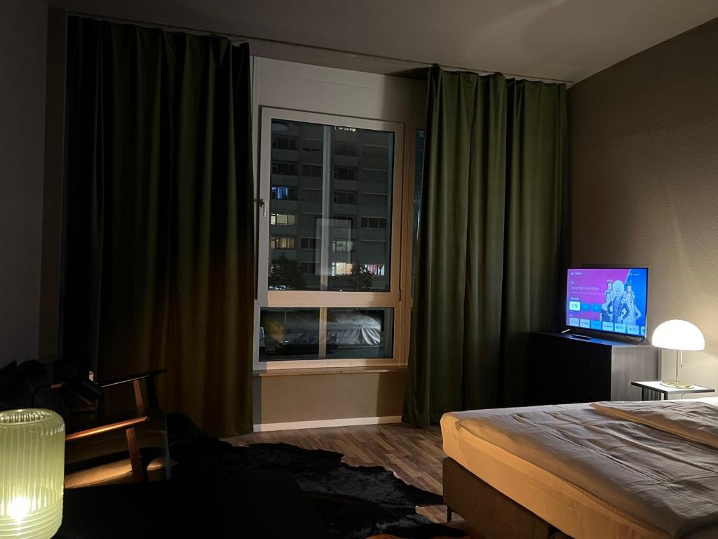 TV a/nebo společenská místnost v ubytování N8 ROOMS - by Leipzig Suites