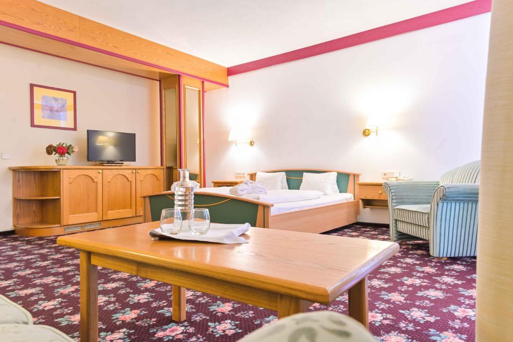 TV a/nebo společenská místnost v ubytování Ferienhotel Alber