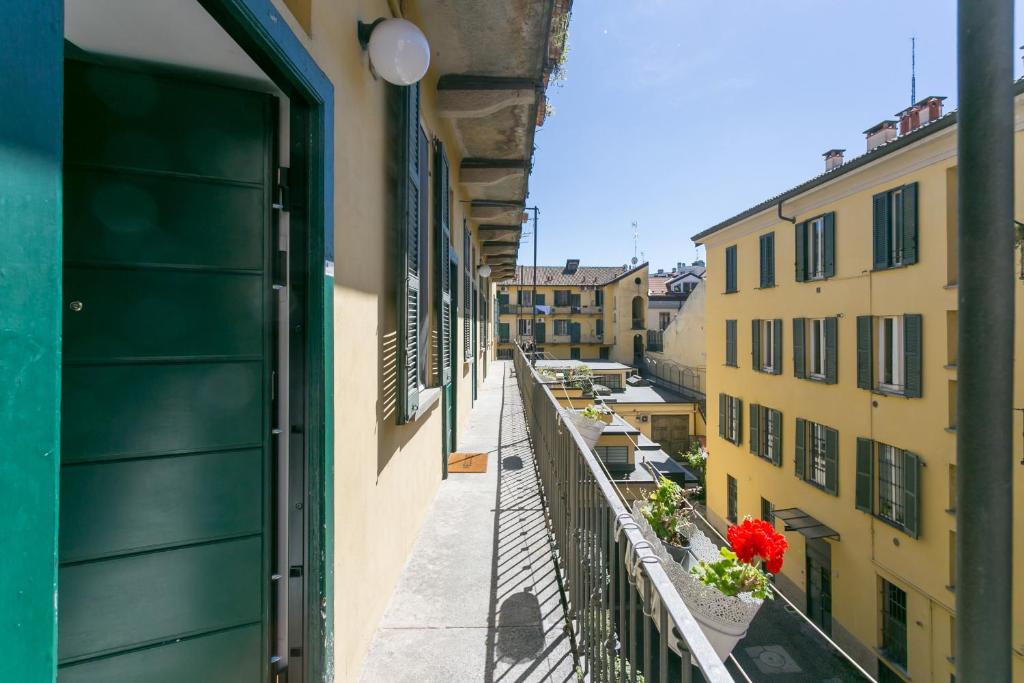 ミラノにあるMilano Apartments Vigevano 41の花が咲くバルコニー付きのアパートメントバルコニー