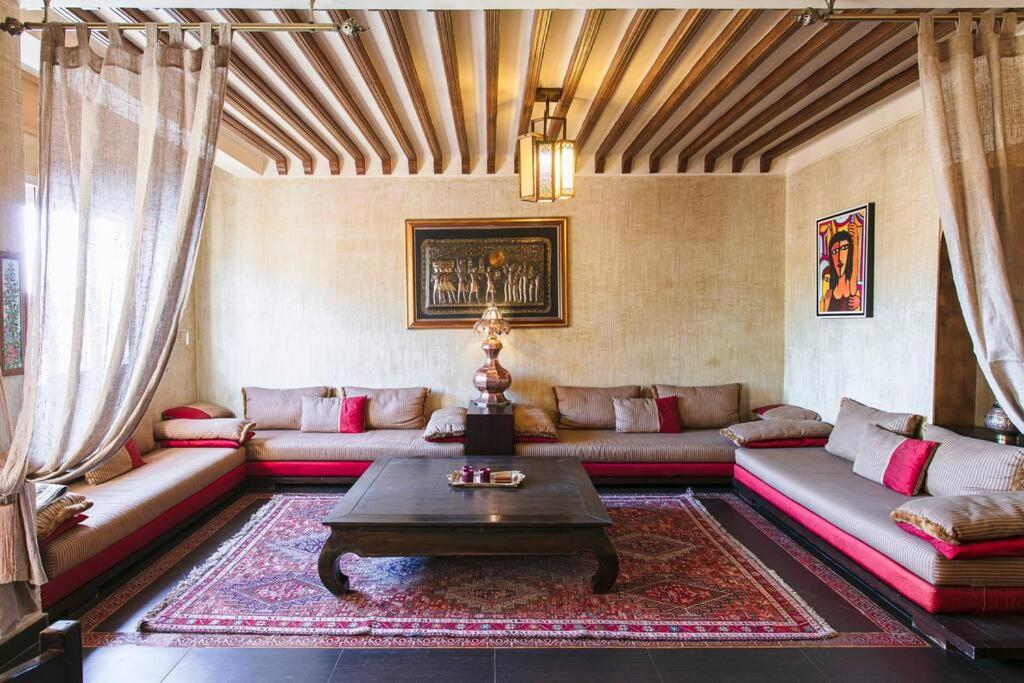 sala de estar con sofá y mesa en Gueliz Gala – Marrakech Centre, en Marrakech