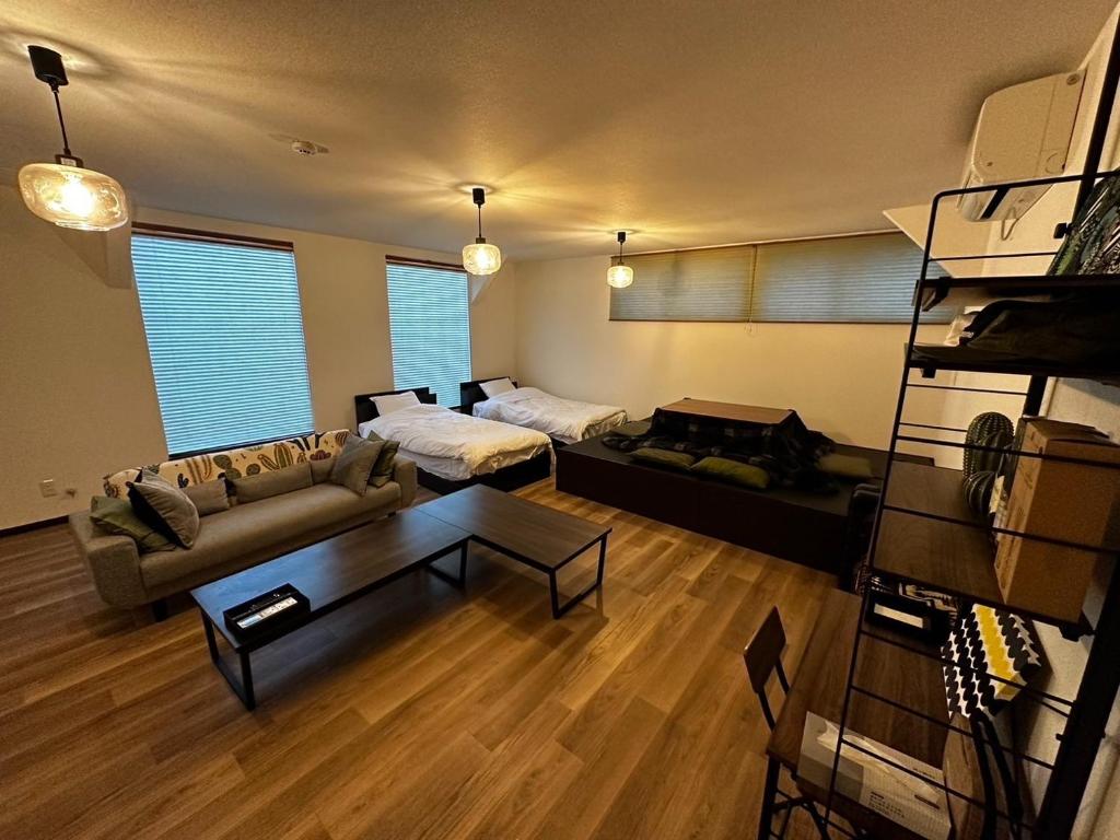 青森的住宿－Tsunageru Aomori Yasukata - Vacation STAY 25824v，客厅配有沙发和桌子