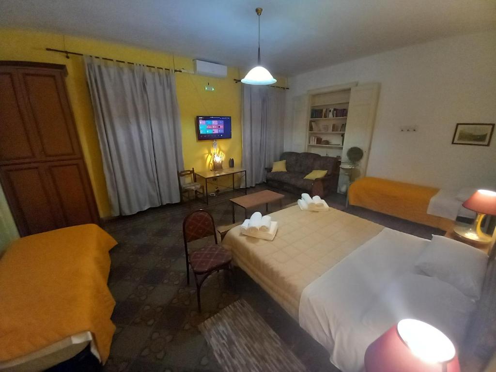 シデルノ・マリーナにあるB&B Donna Elviraの大きなベッドとソファが備わるホテルルームです。
