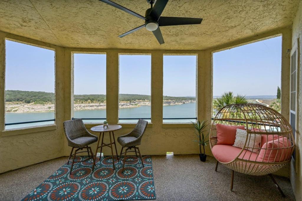 a screened in porch with chairs and a table at ILT 3122 Lakeside Oasis in Lago Vista