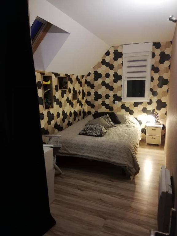 un dormitorio con una cama en una habitación en chez Zoléan, en Brevilliers