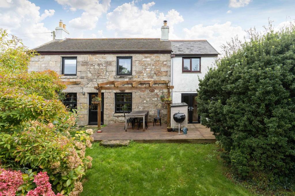 - Vistas al exterior de una casa de piedra con patio en Traditional Cornish Cottage in the Countryside. en Gwinear