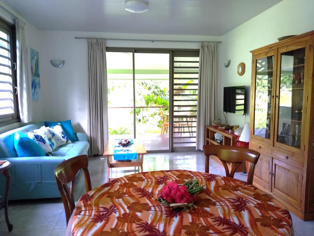 a living room with a table with flowers on it at TAHAA - Fare Motoi in Tiva