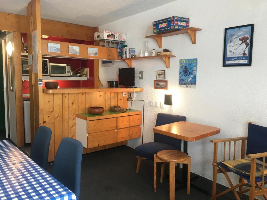 a room with a table and chairs and a kitchen at Appartement Les Arcs 1800, 2 pièces, 5 personnes - FR-1-346-502 in Arc 1800