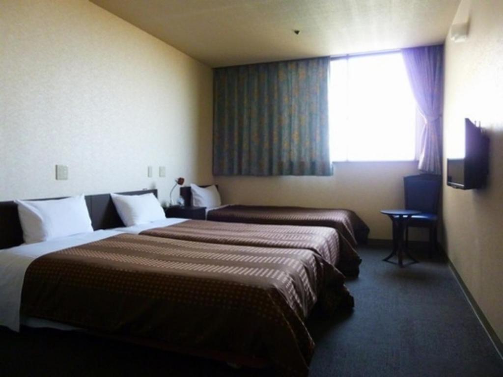 una camera d'albergo con due letti e una finestra di Hotel Wakow - Vacation STAY 22137v a Yonago