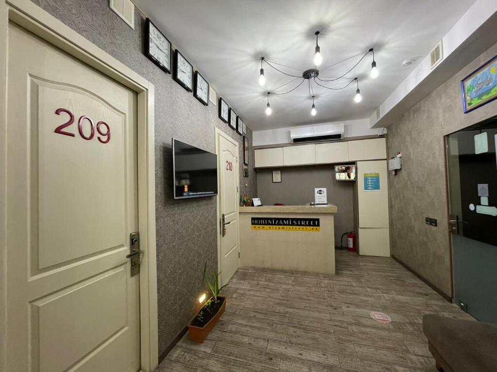 una habitación con una puerta con un cartel en la pared en Access Hotel en Baku