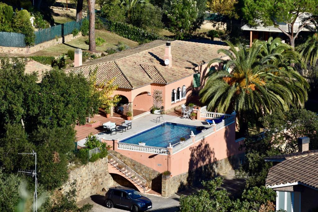 una vista aérea de una casa con piscina en La Casa Celestial en Platja  d'Aro