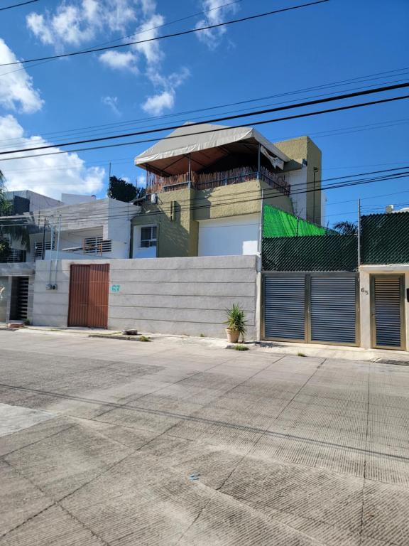 una casa en una calle con un garaje en Xungla Cancún, en Cancún