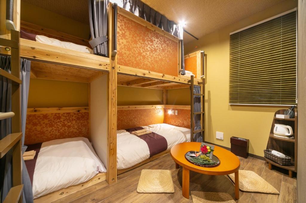 Habitación con 2 literas y mesa. en IKIDANE Cozy Hotel Haneda Airport - Vacation STAY 25834v, en Tokio