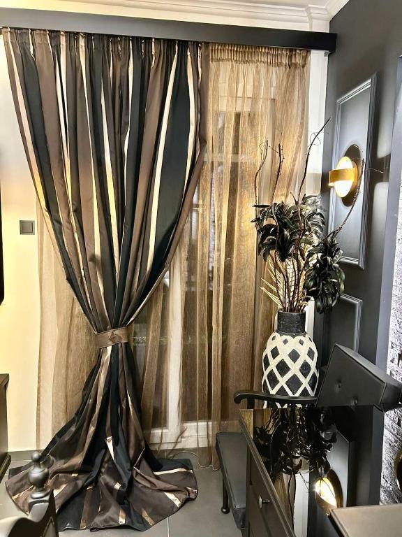 FIFTY SHADES OF BLACK - 11