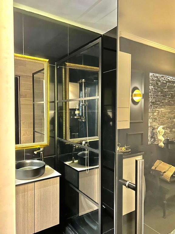 FIFTY SHADES OF BLACK - 15